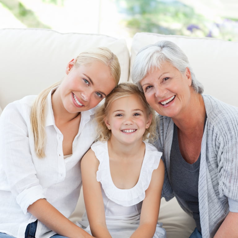 Portrait d'une grand-mere, sa fille et sa petite fille.